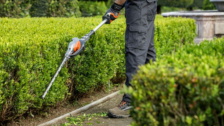 Husqvarnas nya batteridrivna stånghäcksax 536LiHE3 har en räckvidd på 3,5 m som gör den smidigt och enkel att klippa med i olika höjder. 