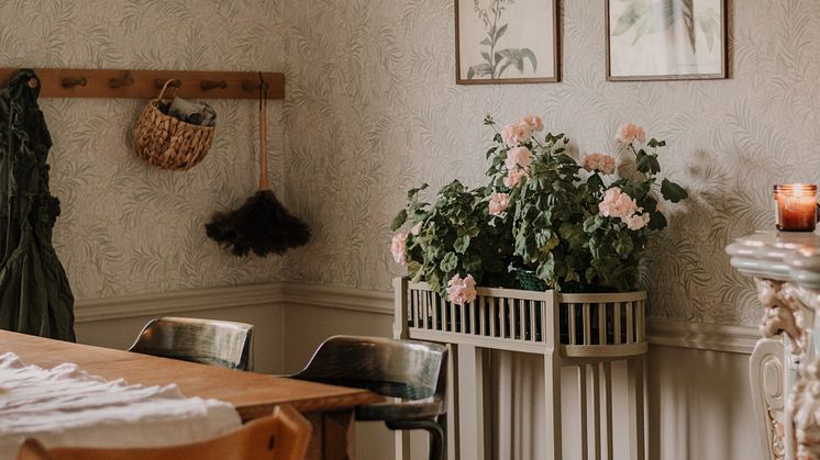 Carslhagas Ellen är ett finsnickrat blombord med två våningar