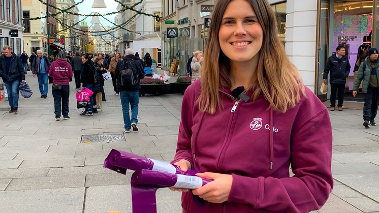 Byråd Sirin Stav deler ut lilla poser på Egertorget