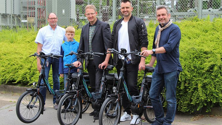 Startbereit (v. l.): Frank Wohlgemuth, Kommunalreferent WWE, Nils Alfred Kröger, Freibad IG Lenzinghausen, Sieghart Kröger, F.C. Torpedo Lenzinghausen 94,  Maxim Wasiljew und Oliver Ritzmann, beide Bünder Turnverein Westfalia 1862.