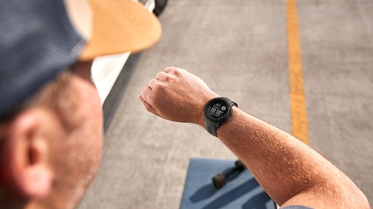 Garmin Instinct 2 - dezl Edition_Lifestyle
