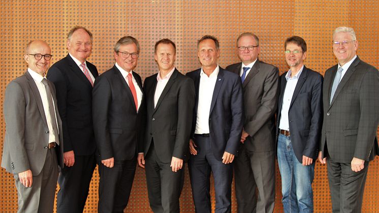 (v. l.): Andreas Speith, WWN, Dr. Stephan Nahrath, WWE, Michael Dreier, BM Paderborn, Carsten Wald, ENSO/DREWAG Dresden, Detlev Kracht, Stw. Münster, Thomas Volk, Stromnetz Hamburg, Dr. Dietmar Regener, ASP, und Werner Peitz, BM Delbrück.
