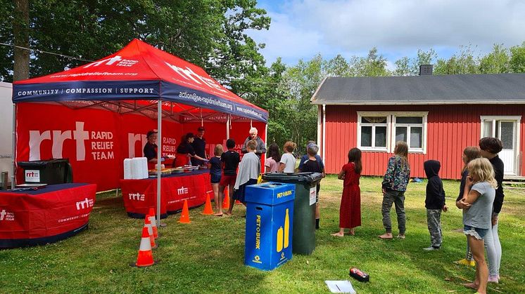 RRT serverar läsk och hamburgare till barnen på sommarkollo