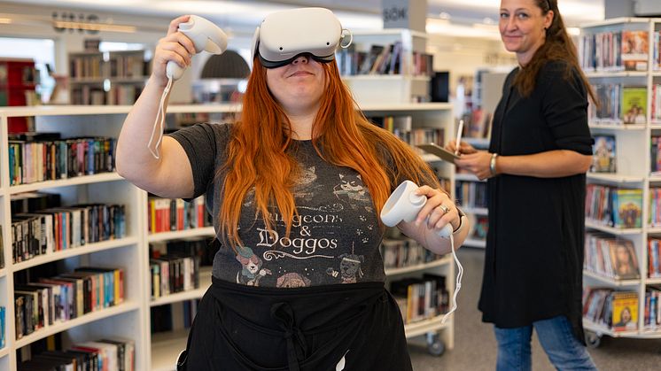 Stina Ljungkvist och Mimmi Lydeén, bibliotekarier på Klippans bibliotek, hoppas på många besökare under eMedborgarveckan.