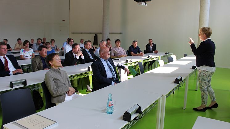 Zertifikat zur Systemakkreditierung überreicht