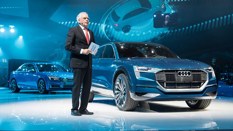 Ulrich Hackenberg, øverste chef for teknisk udvikling hos Audi AG, ved siden af Audi e-tron quattro concept på Frankfurt International Auto Show 2015