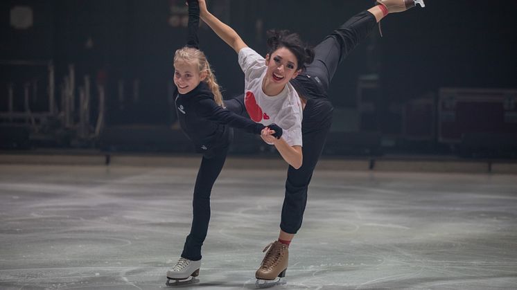 ACADEMY Talent Leony Hinz mit HOLIDAY ON ICE Skatern bei den finalen SHOWTIME Proben in Antwerpen