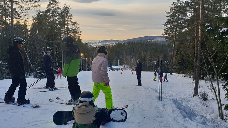 SKIUTSTYR: Barn, unge og voksne har siden januar kunnet låne skiutstyr til bruk i Liabakken - gratis. Det ble en stor suksess. 