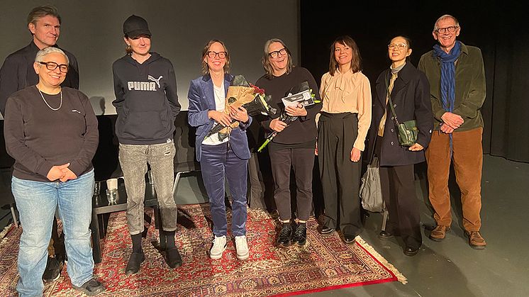 Foto från disputationen (från vänster): Magnus Bärtås, Dora Garcia, Gabriela Pichler, Mia Engberg, Rebecca Hilton, Elisabeth Hjorth, Mara Lee Gerden, Wilhelm Carlsson. Foto: SKH