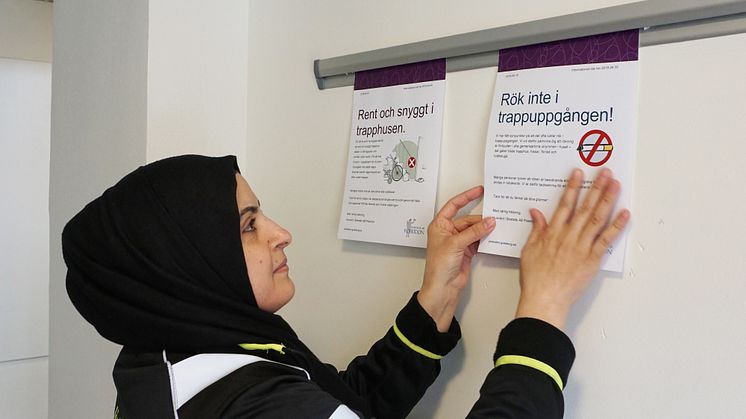 Rent, snyggt och uppdaterat. Esma Aksüngür sätter upp information till hyresgästerna i uppgången.