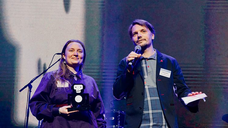 Ronja Håkansson och Pelle Ullholm från RFSU tar emot priset för "Årets insats"