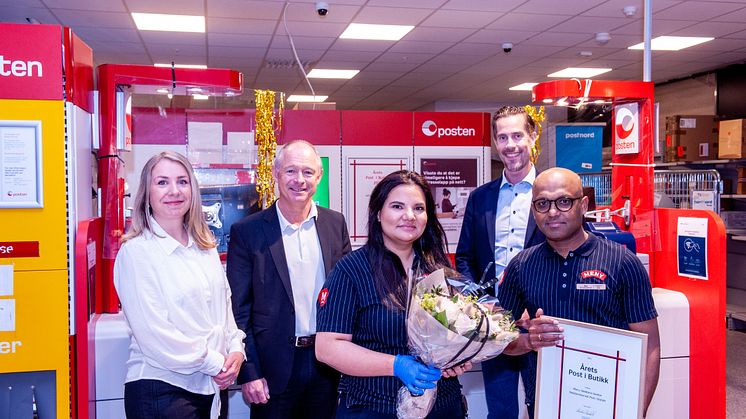 F.v: Distrikssjef Elisabeth Hage i Posten, konserndirektør Christian Brandt i Posten, ansvarlig post i butikk Rabia Zubair Meny Skedsmo senter, Marius Thorne regionssjef i Meny, Rajmohan Shanmugam Meny Skedsmo senter. FOTO: Posten
