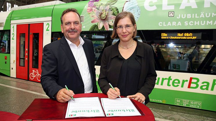 Michael Hecht (Geschäftsführer der Erfurter Bahn GmbH) und Dr. Skadi Jennicke (Bürgermeisterin und Beigeordnete für Kultur der Stadt Leipzig sowie Schirmherrin von CLARA19) unterzeichnen den Kooperationsvertrag