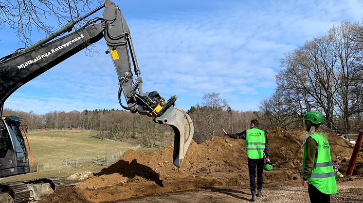 Föremål av historiskt intresse har hittats på byggplats på Skånes Djurpark. Byggnationen av ny attraktion har satts på paus.