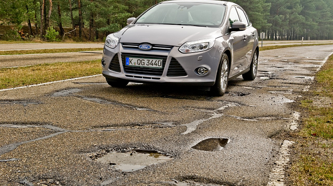 Ford vyvíjí technologii upozorňující na nebezpečné výmoly