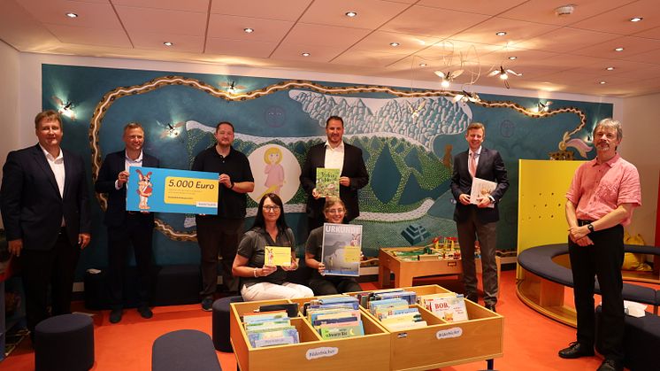 Ausgezeichnete Auswahl: 5.000 Euro bekam die Stadtbibliothek Münchberg vom Bayernwerk für ihre fortlaufend gute Arbeit in den Bereichen Kinder- und Jugendbuch.