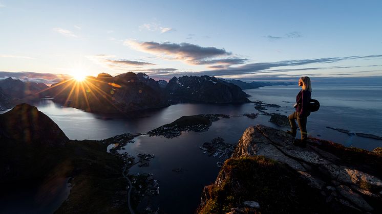 STORSLÅTT: Reinebringen er en perle i Lofoten. Foto: Hans Kristian Krogh-Hanssen / Bergans