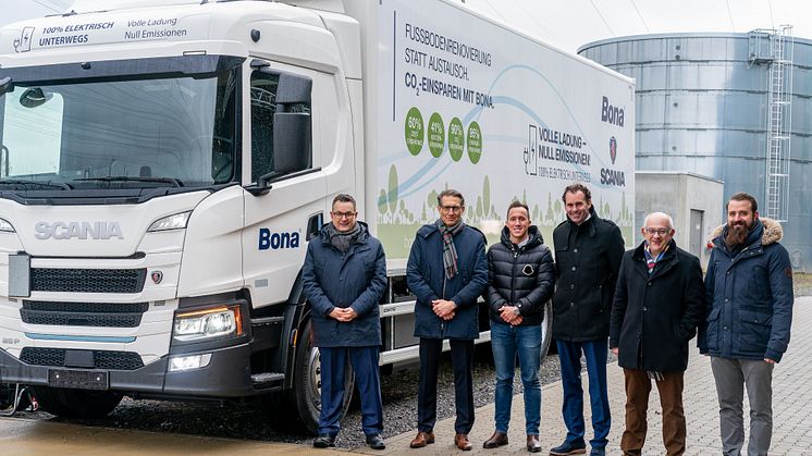 Thorsten Kusch, Christian Hottgenroth, Matthias Metzen, Christian Löher, Dr. Thomas Brokamp und Thiemo Freyer (v. l.) bei der Übergabe des neuen Scania BEV an Bona.
