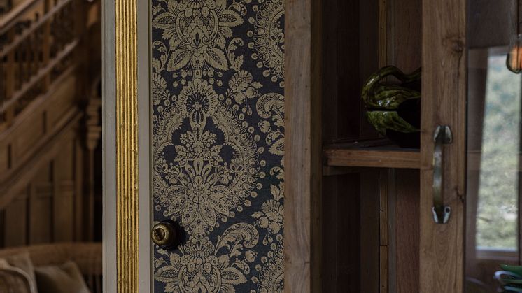 Oriental Dreams - Budoir Medallion