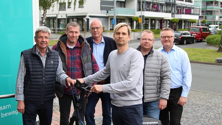 Freuen sich über die klappbaren E-Bikes: Hermann Lauhof (Soldatenkameradschaft Kleinenberg), Torsten Düchting (SV Brenken), Hermann Striewe (Heimat- und Vereinsgemeinschaft Schwaney), Guido Vogel (TuS Henglarn), Ralf Niermann (TuS Bellersen), Markus 