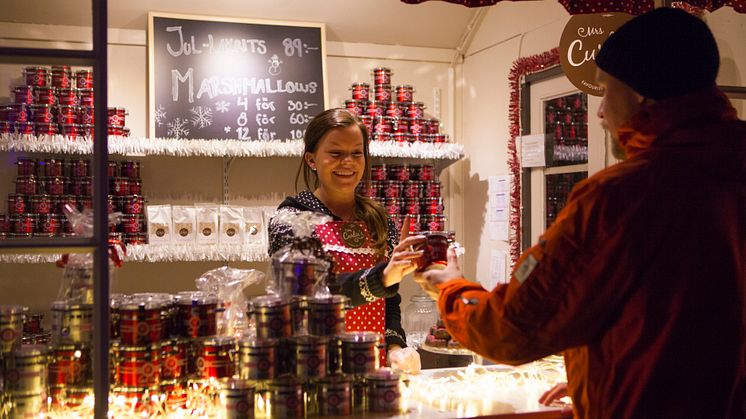 På julmarknaden finns julklappar och julbordets alla delikatesser