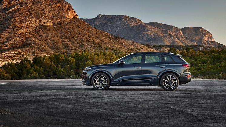 Audi Q6 e-tron quattro (Plasmablå metallak)