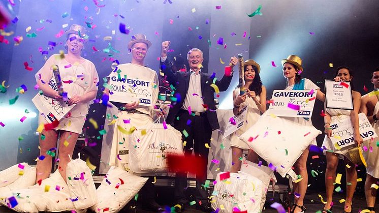 Lars Larsen på scenen til sidste års JYSK-fest, der blev fejret med toga-tema.