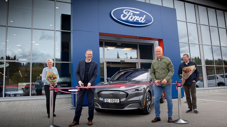 Einar Flåte Norges første Mustang Mach-E kunde 2021, fv. informasjonsdirektør i Ford Motor Norge, Anne Sønsteby, administrerende direktør i Ford Motor Norge, Per Gunnar Berg, Einar Flåte og adm. dir i Røhne Selmer, Kjetil Hagestande