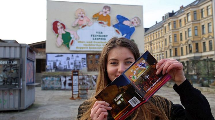 Für das Titelfoto des Stadtführers "Verborgenes Leipzig" wurde die im Volksmund als „Löffelfamilie“ bekannte Leuchtreklame des ehemaligen VEB Feinkost Leipzig (Karl-Liebknecht-Straße 36) ausgewählt