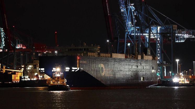 Auto Achieve approaching the Port of Gothenburg 