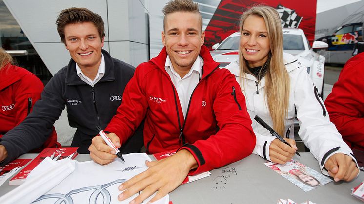 Audi Sport TT Cup Oschersleben 2015 - Nicolaj Møller Madsen skriver autografer
