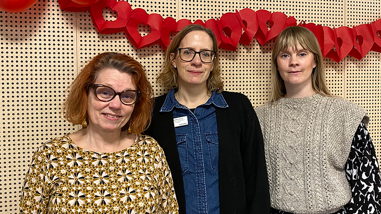 Skolsköterska Henny Lind, skolkurator Veronica Stenbeck och skolpsykolog Henrietta Borenberg har dekorerat med hjärtan inför hälsohänget med kärlekstema.