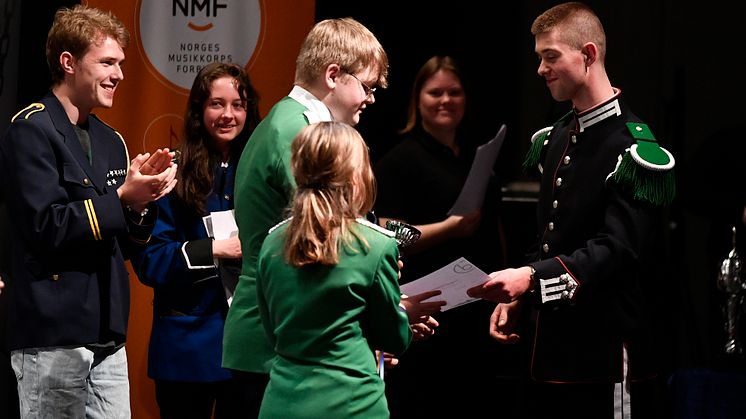 Larsgården skolekorps får pokal av gardist Eskil Brunvoll_nordvesten 2023 FW_81