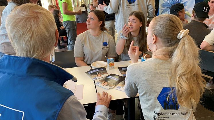 Foto från när unga kommunutvecklare bjöd in politiker och elever till politikercafé