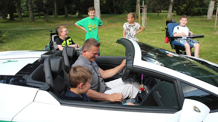 Ein aufregender Nachmittag im Bärenherz: Kinder mit Dr. Schuh im Lamborghini unterwegs