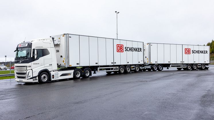 DB Schenker præsenterer stolt: En fuldelektrisk HCT-lastbil. Den er 33 meter lang, og har en totalvægt på 68 tons. 