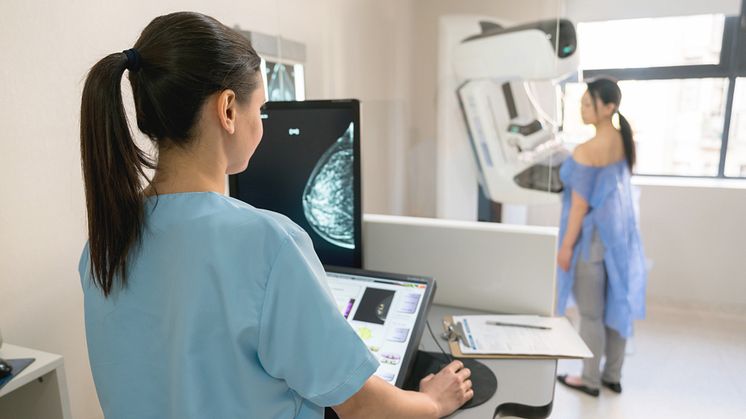 En del bröst, så kallade täta bröst, avbildas som vita på mammografiundersökning. Risken för bröstcancer är högre i dessa bröst, men exakt varför det är så vet man inte än. Foto andresr/iStock
