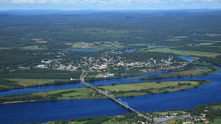 Aavasaksa bron binder ihop svenska Övertorneå och finska Ylitornio. 