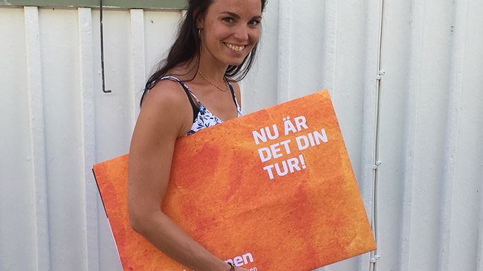Carolina Södersten på väg att dela ut sin del av Kundmiljonen till Vistträsk byaförening.
