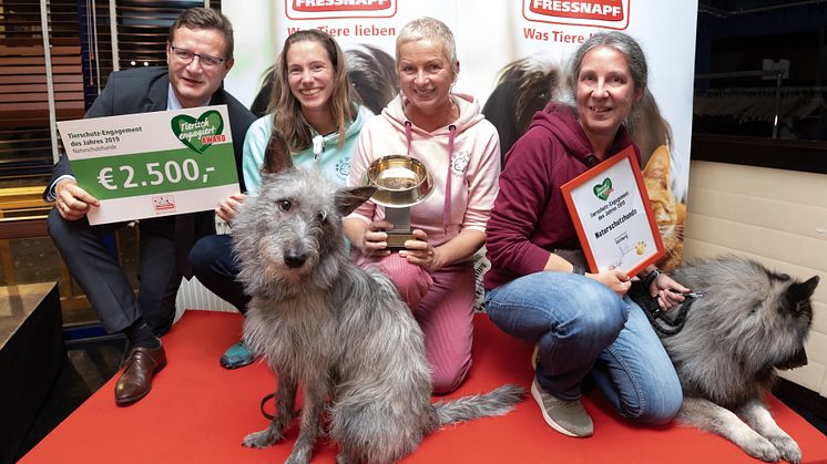 Hermann Aigner übergibt den Preis an den Salzburger Verein Naturschutzhunde