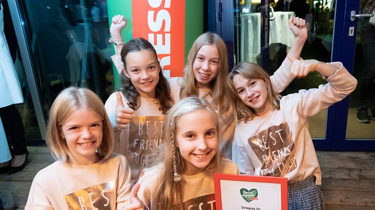 Der Tierrettungsclub Zwettl erhält den Ehrenpreis in der Kategorie "junge Tierfreunde"