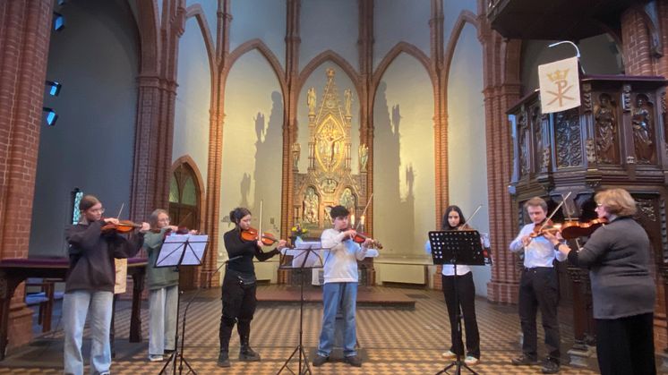 Sieben Geigen und ein Flügel: Erstes inklusives Konzert in der Apostelkirche mit klassischer und Ragtime Musik sowie einem Tango