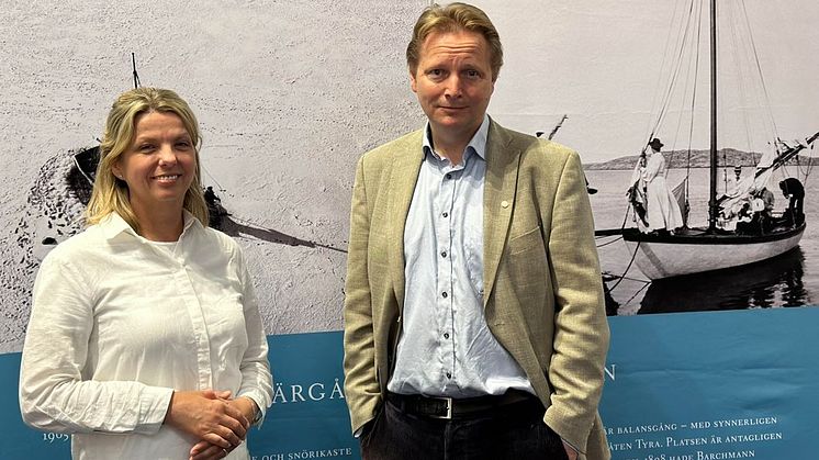 Utställningen "Göteborg 400" invigd i Nordstan. Helena Lindqvist, VD Nordstan och Kristian Wedel, författare till boken som nu blivit utställning.