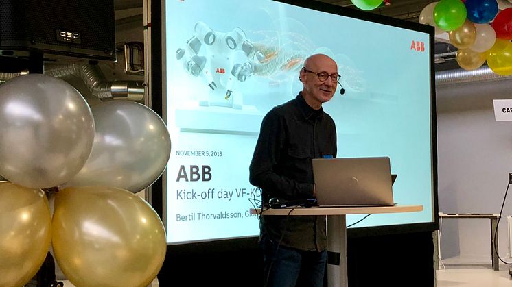 De 7 partnerföretagen gav presentationer om förväntningarna på forskningsprofilen utifrån den digitala fabriken och Industri 4.0. Här Bertil Thorvaldsson från ABB.