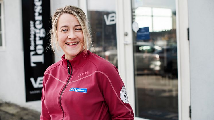 Annlaug Torgersen (25) er femte generasjons rørlegger i familien Torgersen. Hun stortrives med yrket. (Foto: Tom Haga)