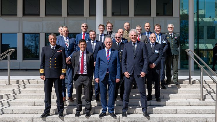 Store smil hos NATOs Kommunikations- og Informationsagentur i Haag onsdag, hvor repræsentanter fra Systematic, NCI Agency, Allied Command Operations (ACO), Allied Command Transformation (ACT) og den danske militære repræsentation i NATO. 