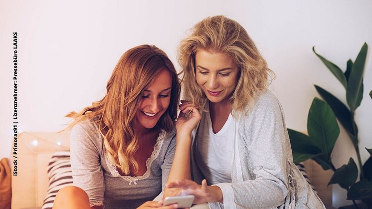 Symbolfoto. Zwei Frauen freuen sich über neuen Schwung in ihrer Beziehung. Ermöglicht hat dies die  von Psychologen*innen entwickelte Beziehungs-App myndpaar. Bild: iStock / Primorac91.