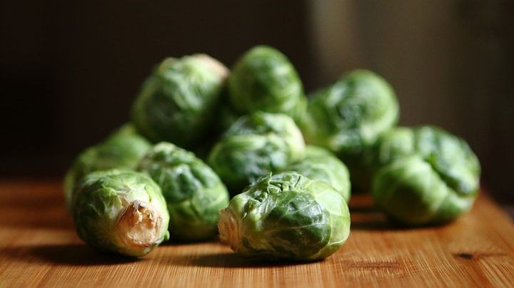 Brysselkålen är en fantastisk liten grönsak med smak som intensifieras om du steker den.