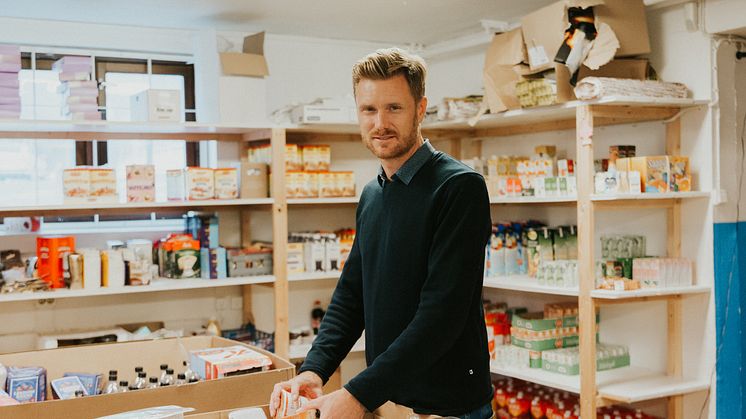 Projektledare Samuel Haugstvedt på lagret.