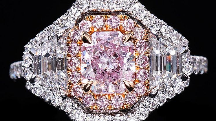 An important diamond ring set with a natural fancy pink diamond weighing app. 1.05 ct. and fancy pink and white diamonds, mounted in 18k pink and white gold. Estimate: € 67,000-80,500 (DKK 500,000-600,000)